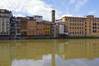 Floransa, İtalya - 15 Nisan 2023 Burada, Arno nehrinin kıyısında, Floransa 'ya ve mimarisine hayran olmak mümkündür.