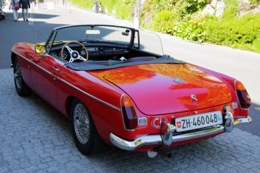 Weggis, İsviçre 5 Mayıs 2016: İşte klasik İngiliz Roadster spor arabası MG MGB. Araba 1963 yılında üretildi ve 1980 yılına kadar da üretildi.
