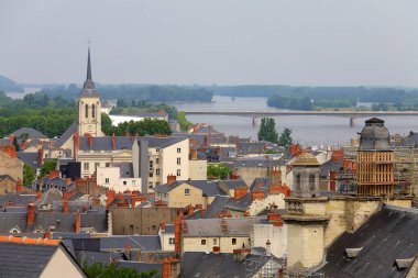 Saumur, Fransa - 13 Haziran 2010: Bu evlerin ve çatılarının havadan görünüşü Loire Vadisi 'nin mimarisi ve manzarasının bir parçasıdır..