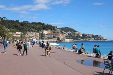 Güzel, Fransa - 2 Mayıs 2023: Deniz cephesi yürümek, bisiklete binmek ya da dinlenmek için mükemmel bir yer..