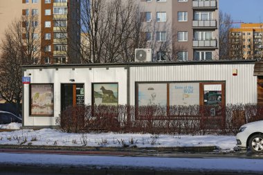 Varşova, Polonya - 19 Ocak 2024: Yan yana iki küçük bina bir evcil hayvan gıda dükkanı. Bu köşkler Praga-Poludnie bölgesinin Goclaw mahallesinde bir kaldırımda yer almaktadır.