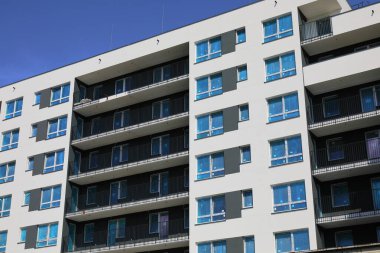 Varşova, Polonya - 22 Ağustos 2023: Praga-Poludnie 'deki Goclaw konutlarında yeni bir modern apartman binasının ön cephesi