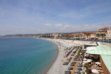 Güzel, Fransa - 28 Nisan 2023 Akdeniz 'in insanların dinlenmek ve güneşin tadını çıkarmak için geldikleri pek çok sahillerinden birini görebiliriz.