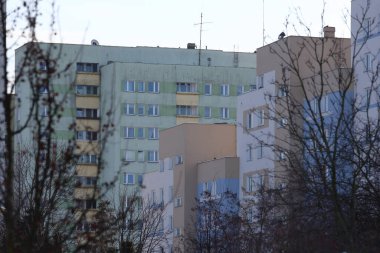Varşova, Polonya - 19 Ocak 2024: Praga-Poludnie bölgesinin Goclaw bölgesinde çok sayıda daireye sahip apartmanlar görülebilir