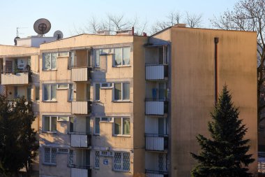 Varşova, Polonya - 9 Ocak 2024: Praga-Poludnie bölgesinin Saska Kepa bölgesinde güneşli bir günde güneş tarafından aydınlatılan bir apartman bloğu.