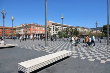 Güzel, Fransa - 3 Mayıs 2023: şehrin ana meydanı, Place Massena. Meydanı sık sık turistler ve yerel halk ziyaret ediyor ve genellikle çok sayıda yaya trafiği görüyorlar.. 