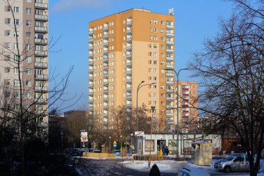 Varşova, Polonya - 19 Ocak 2024: Praga-Poludnie bölgesinin Goclaw bölgesinde çok sayıda daireye sahip bir apartman bloğu görülüyor