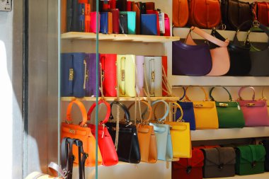 Florence, İtalya - 15 Nisan 2023: Birçok deri eşya dükkanından birinin vitrini. Çeşitli el çantaları, cüzdanlar ve diğer deri eşyalar indirimde..