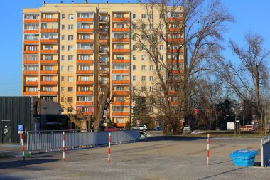 Varşova, Polonya - 9 Ocak 2024: Prefabrik panel teknolojisiyle inşa edilen bu büyük apartman bloğu Praga-Poludnie bölgesinin Goclaw bölgesinde yer almaktadır.