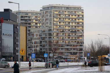 Varşova, Polonya - 12 Ocak 2024: Praga-Poludnie bölgesindeki Goclaw konutlarındaki Promenada alışveriş merkezinin bir parçası ve apartman blokları
