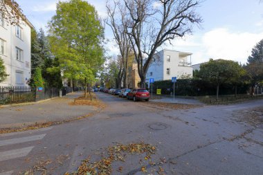 Varşova, Polonya - 1 Kasım 2023: Praga-Poludnie bölgesinin Saska Kepa bölgesinde Poselska ve Obroncow kavşağının manzarası.