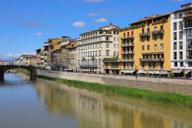 Floransa, İtalya - 15 Nisan 2023: Floransa ve mimarisi burada Arno Nehri 'nin kıyısında takdir edilebilir ve şehrin bu kısmını birçok harika kentsel manzaraya sahip bir yer haline getirebilir..