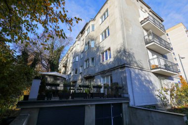 Varşova, Polonya - 1 Kasım 2023: Manzara, Praga-Poludnie bölgesindeki Saska Kepa bölgesindeki evlerin doğayla bir arada yaşadığını gösteriyor.