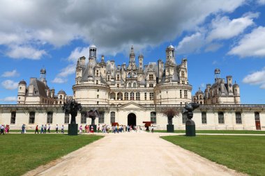 Chambord Şatosu, Fransa - 11 Haziran 2010: Rönesans mimarisinin bir başyapıtı olan Loire Vadisi 'ndeki en büyük şato olan Chambord Şatosu' nun ön manzarası. Kalenin önünde bir grup turist var.