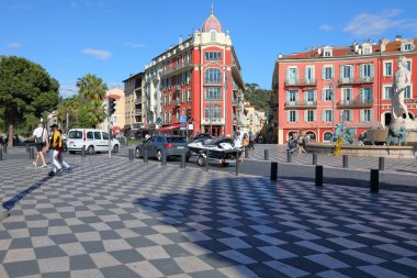 Güzel, Fransa - 2 Mayıs 2023: şehrin ana meydanı, Place Massena. Meydanı sık sık turistler ve yerel halk ziyaret ediyor ve genellikle çok sayıda yaya trafiği görüyorlar.. 