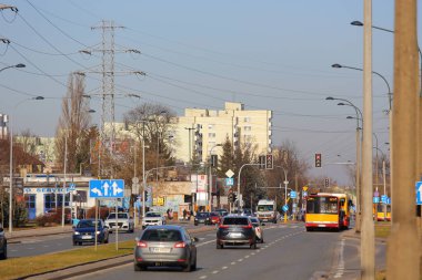 Varşova, Polonya - 30 Ocak 2024: Praga-Poludnie bölgesindeki Goclaw konutlarından birinde şehir karayolu ve trafik