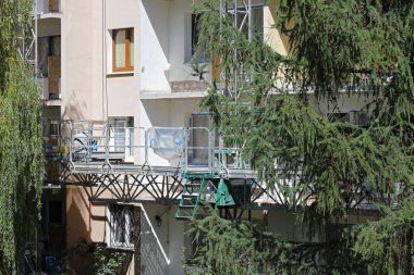 Varşova, Polonya - 15 Ağustos 2023: Praga-Poludnie mahallesindeki Goclaw malikanesinde balkonlarının yenilendiği binanın ön cephesi