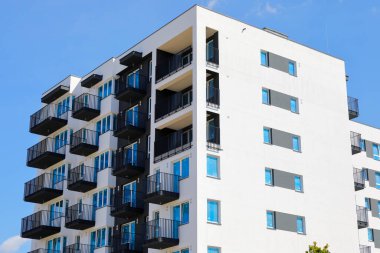 Varşova, Polonya - 22 Ağustos 2023: Praga-Poludnie bölgesindeki Goclaw malikanesinde yeni inşa edilmiş modern bir konut binasının cephesinin bir parçası