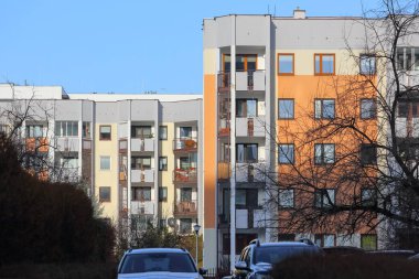 Varşova, Polonya - 19 Ocak 2024: Praga-Poludnie bölgesinin Goclaw bölgesinde kışın balkonlu modern konut binalarının kısmi manzarası.