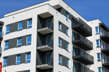 Varşova, Polonya - 22 Ağustos 2023: Praga-Poludnie bölgesindeki Goclaw konutlarında yeni inşa edilen modern bir konut binasının ön cephesinin bir parçası.