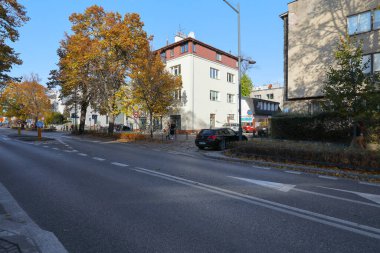 Varşova, Polonya - 1 Kasım 2023: Manzara, Praga-Poludnie bölgesindeki Saska Kepa bölgesindeki evlerin doğayla bir arada yaşadığını gösteriyor.