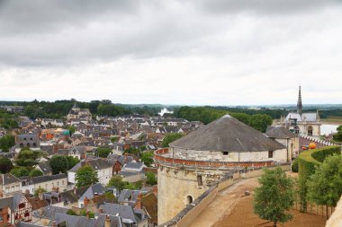 Amboise, Fransa - 9 Haziran 2010: Bu evlerin ve çatılarının havadan görünüşü Loire Vadisi 'nin mimarisi ve manzarasının bir parçasıdır.