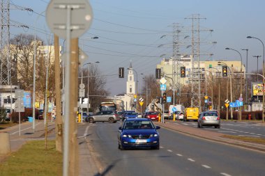 Varşova, Polonya - 30 Ocak 2024: Praga-Poludnie bölgesindeki Goclaw konutlarındaki kavşaklardan birinde trafik.