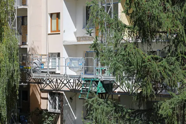 Varşova, Polonya - 15 Ağustos 2023: Praga-Poludnie mahallesindeki Goclaw malikanesinde balkonlarının yenilendiği binanın ön cephesi