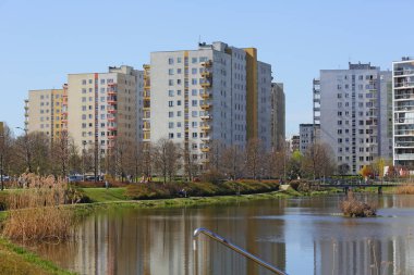 Varşova, Polonya - 30 Mart 2024: Praga-Poludnie bölgesinin Goclaw bölgesinde büyük, prefabrik beton levhalardan inşa edilmiş çok katmanlı binalar