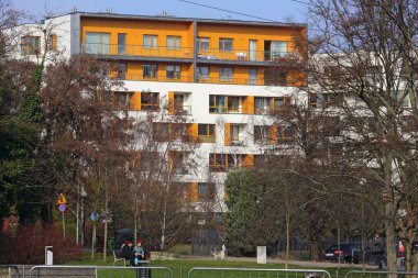 Varşova, Polonya - 14 Mart 2024: Praga-Poludnie 'nin Goclaw bölgesinde kış mevsiminde güneşli, modern bir apartman bloğu.