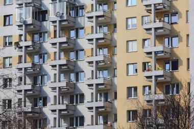 Varşova, Polonya - 14 Mart 2024: Praga-Poludnie 'nin Goclaw alt bölgesinde balkonları olan bir apartman bloğu