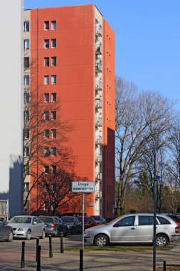 Varşova, Polonya - 9 Mart 2024: Praga-Poludnie 'nin Saska Kepa alt bölgesindeki Miedzynarodowa Caddesi' nde karsız ve güneşli bir kış mevsiminde apartmanlar bloğu