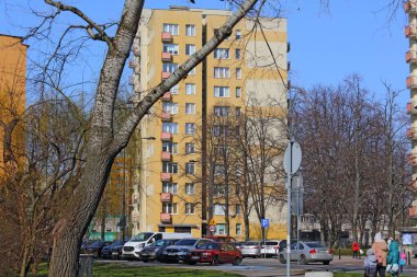 Varşova, Polonya - 9 Mart 2024: Praga-Poludnie 'nin Saska Kepa alt bölgesindeki Miedzynarodowa Caddesi' nde karsız ve güneşli bir kış mevsiminde apartmanlar bloğu.