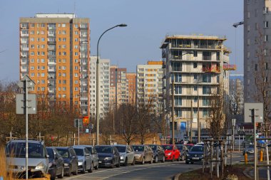 Varşova, Polonya - 14 Mart 2024: Praga-Poludnie 'nin Goclaw alt bölgesindeki büyük prefabrik beton levhalardan yapılmış apartman blokları, büyük panel sistem binaları.