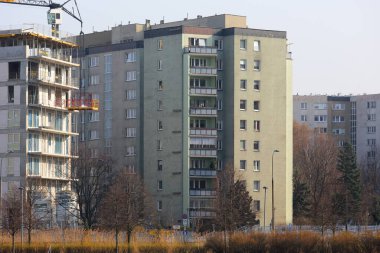 Varşova, Polonya - 14 Mart 2024: Praga-Poludnie 'nin Goclaw alt bölgesindeki büyük prefabrik beton levhalardan yapılmış apartman blokları, büyük panel sistem binaları.