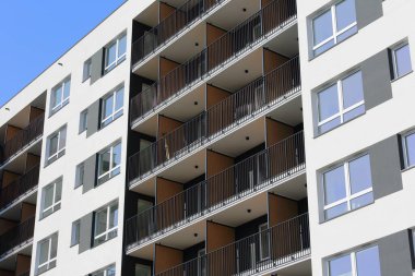 Varşova, Polonya - 8 Mart 2024: Praga-Poludnie 'deki Goclaw konutlarında yeni bir modern apartman binasının ön cephesi
