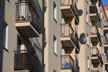 Varşova, Polonya - 30 Ocak 2024: Praga-Poludnie 'nin Goclaw alt bölgesinde balkonları olan bir apartman bloğu.