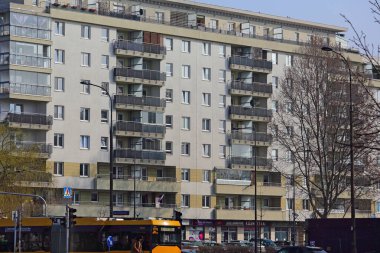 Varşova, Polonya - 14 Mart 2024: Praga-Poludnie 'nin Goclaw alt bölgesinde güneşsiz bir kış günü görülen bir apartman bloğu cephesi.