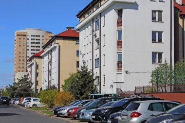 Varşova, Polonya - 11 Nisan 2024: Praga-Poludnie bölgesindeki Goclaw konutlarındaki yerel bir otoparka çok sayıda araba park etti