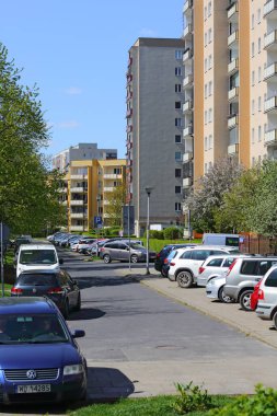 Varşova, Polonya - 11 Nisan 2024: Praga-Poludnie bölgesindeki Goclaw konutlarındaki yerel bir otoparka çok sayıda araba park etti.