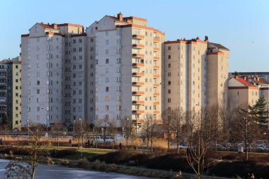 Varşova, Polonya - 30 Ocak 2024: Göl kenarındaki apartman blokları, güneşli bir kış gününde Praga-Poludnie bölgesindeki Goclaw konutlarının bir kısmı