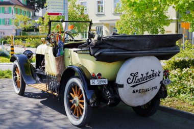 Weggis, İsviçre - 5 Mayıs 2016: İşte park halindeki bir Amerikan otomobili, Studebaker-Six modeli 1920 yılı orta-mesafe modeli.