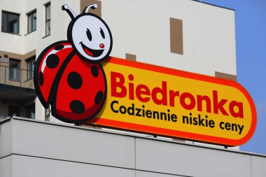 Varşova, Polonya - 14 Mart 2024: Biedronka zincirinin işareti ve adı. Endüstriyel ve elektronik ürünler satan bir çok marketten biri.