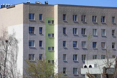 Varşova, Polonya - 30 Mart 2024: Praga-Poludnie 'nin Goclaw alt bölgesindeki bir apartman bloğunun kısmi görüntüsü.