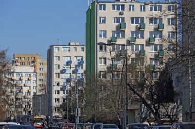 Varşova, Polonya - 9 Mart 2024: Praga-Poludnie 'nin Saska Kepa alt semtindeki Brazylijska Caddesi boyunca güneşli bir günde bir grup apartman bloğuyla kent manzarası.