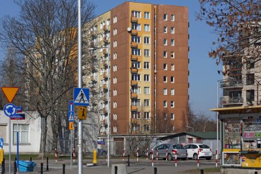 Varşova, Polonya - 9 Mart 2024: Praga-Poludnie 'nin Saska Kepa alt bölgesinde Zwyciezcow Caddesi' nden görülebilen, Miedzynarodowa Caddesi 'nde karsız, güneşli bir kış mevsiminde büyük apartman blokları.