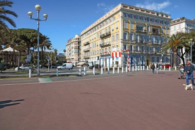 Güzel, Fransa - 2 Mayıs 2023: Akdeniz mimarisi. Penceresinde panjur olan evler görülebilir. Asfalt ve alçak trafik yolları da görülebilir.