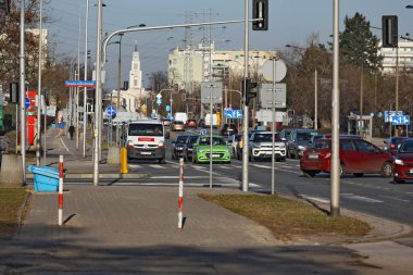 Varşova, Polonya - 30 Ocak 2024: Praga-Poludnie 'nin Goclaw alt bölgesindeki kavşaklardan birinde trafik.