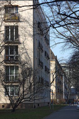 Varşova, Polonya - 9 Mart 2024: Praga-Poludnie 'nin Saska Kepa alt bölgesindeki Miedzynarodowa Caddesi' nde karsız ve güneşli bir kış mevsiminde apartman blokları.