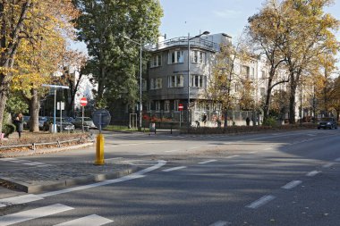 Varşova, Polonya - 1 Kasım 2023: Evler, kavşak, güneşli bir sonbahar gününde Praga-Poludnie 'nin Saska Kepa bölgesinde neredeyse hiç trafik yok.